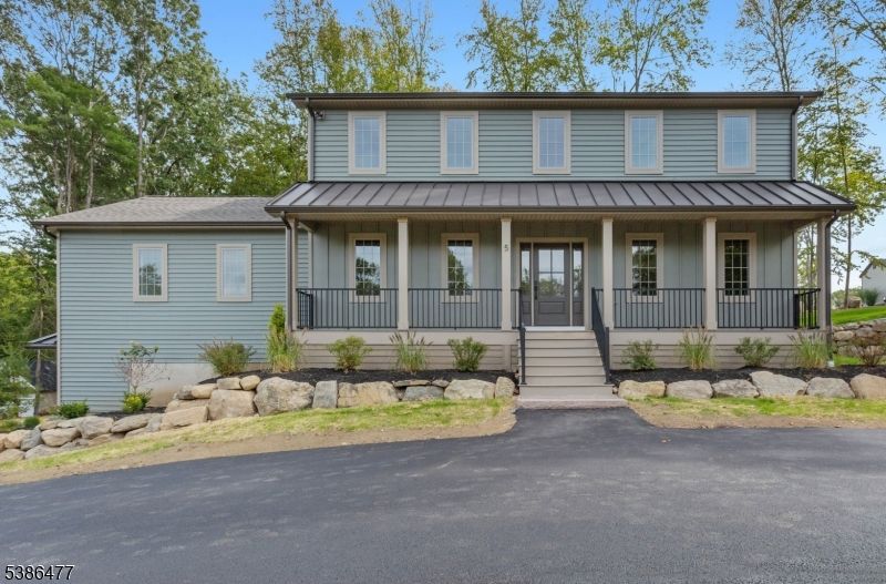 Exterior, Facade, Ranch
