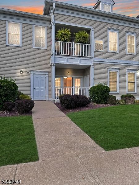 Attached, Exterior, Facade, Rowhouse