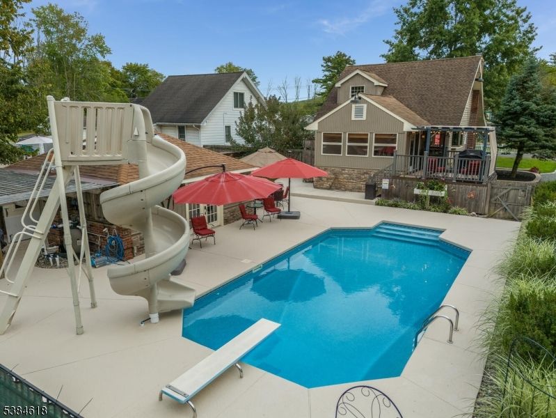 Exterior, Playground, Pool