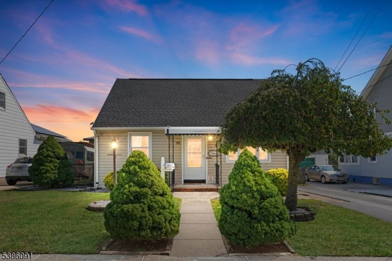 Exterior, Facade, Cape Cod