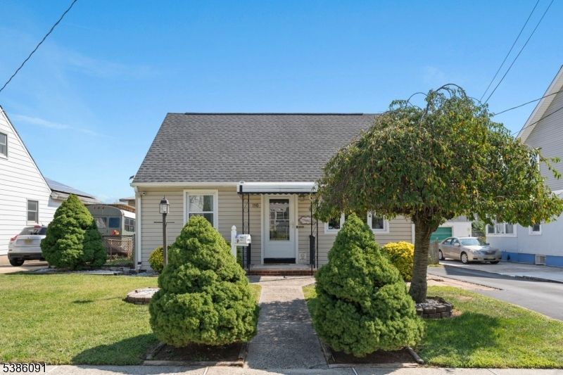 Exterior, Facade, Cape Cod