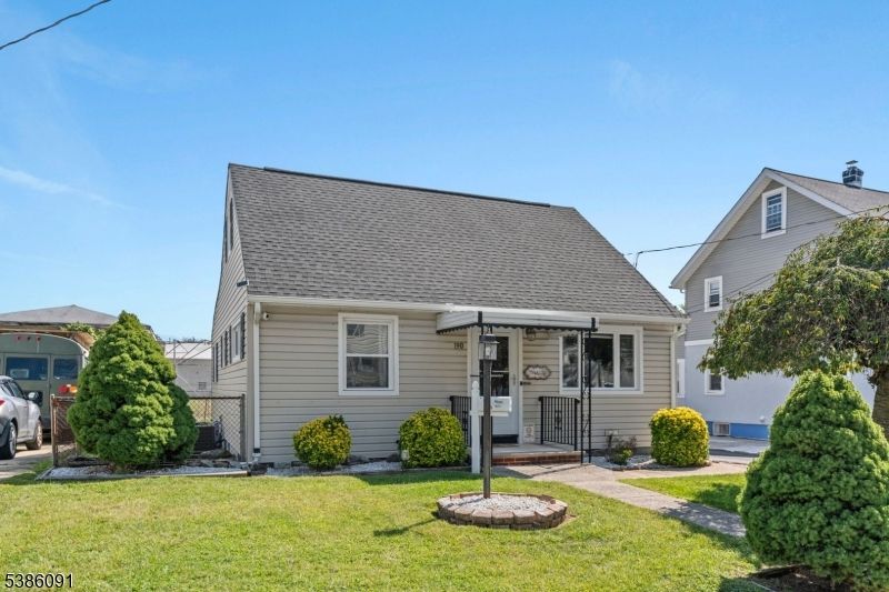 Exterior, Facade, Cape Cod