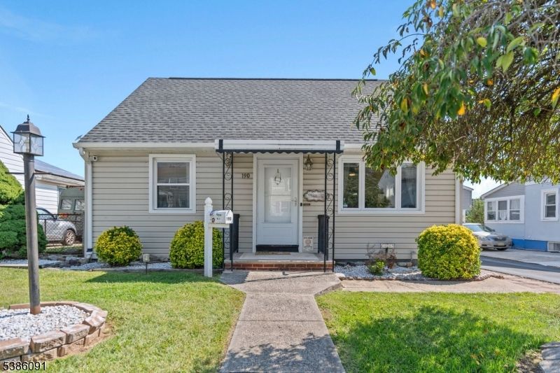 Exterior, Facade, Cape Cod