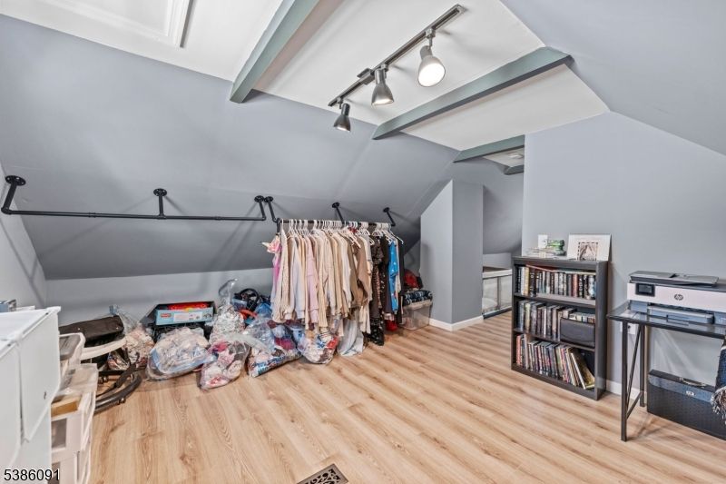 Interior, Walk-in Closets, Wood Texture Flooring