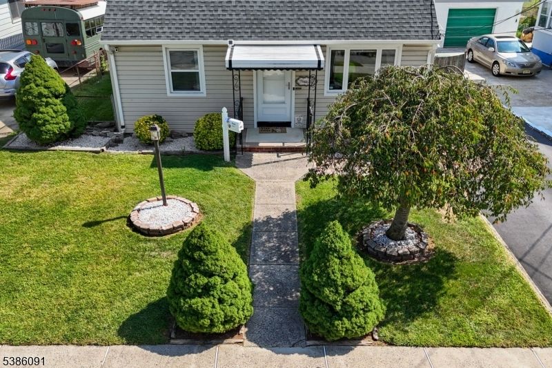 Exterior, Facade, Cape Cod