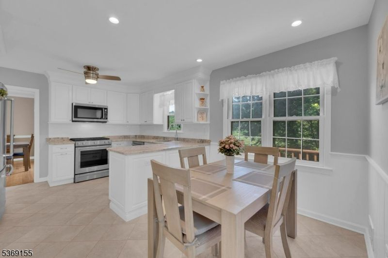 Dining room, Interior, Kitchen, Recessed Lighting, Stainless Steel Appliances