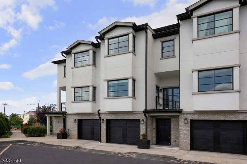 Attached, Exterior, Facade, Rowhouse