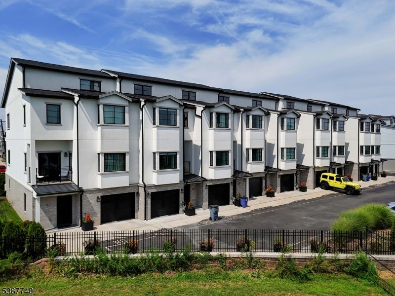 Exterior, Facade, Rowhouse