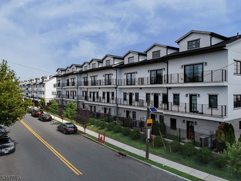 Exterior, Facade, Rowhouse