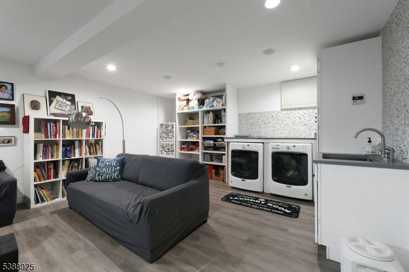 Interior, Recessed Lighting, Washer, Wood Texture Flooring