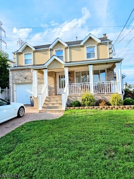 Attached, Exterior, Facade, American Craftsman