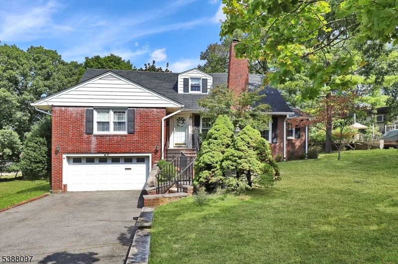 Attached, Exterior, Facade, Brick Facade, Split Level