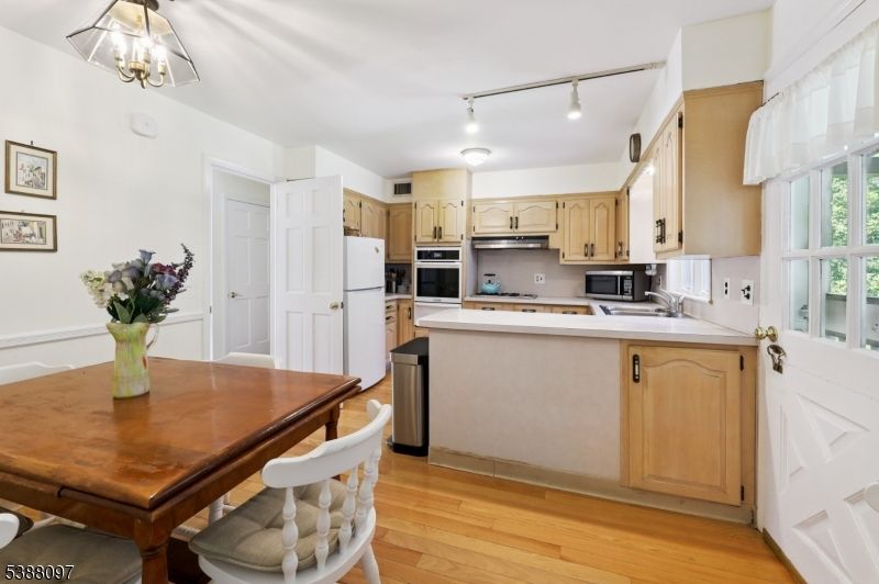 Dining room, Interior, Kitchen, Stainless Steel Appliances, Wood Texture Flooring
