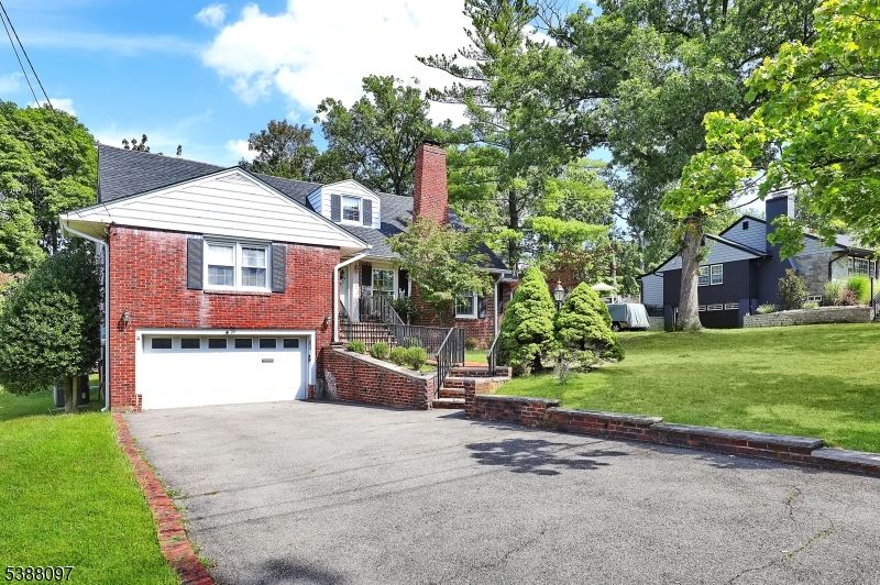 Attached, Exterior, Facade, Brick Facade, Split Level