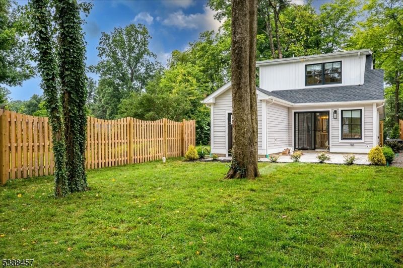 Backyard, Exterior, Facade, Split Level