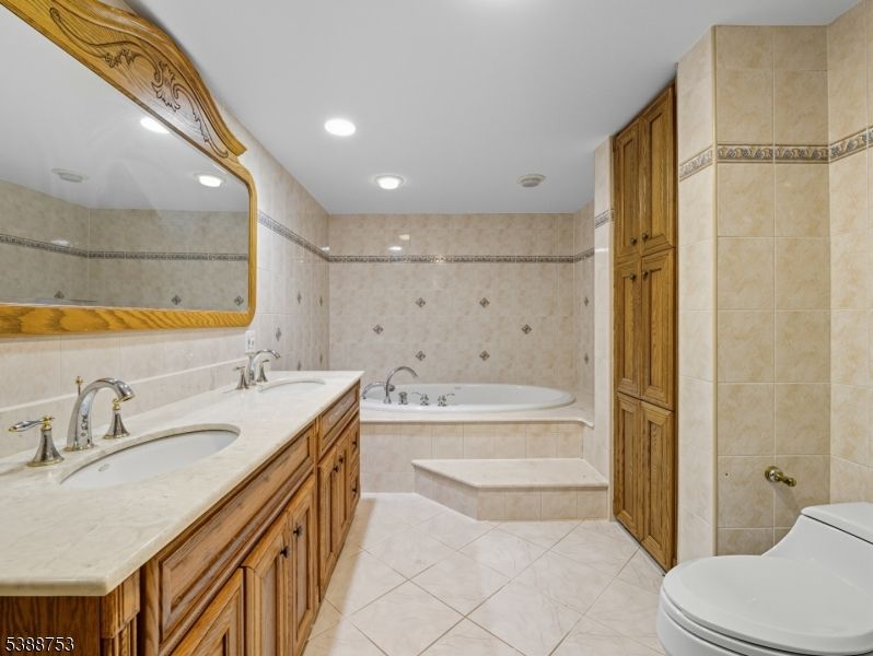 Bathroom, Dual Sink Vanities, Interior, Recessed Lighting