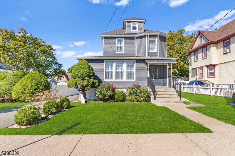 Exterior, Facade, American Foursquare