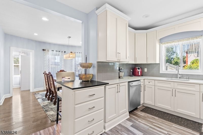 Dining room, Interior, Kitchen, Pendant Lights, Recessed Lighting, Wood Texture Flooring