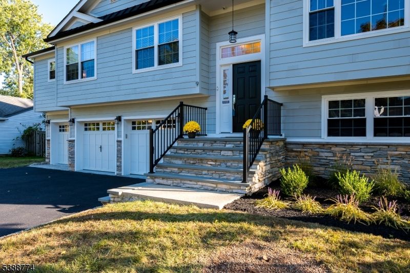 Attached, Exterior, Facade, Raised Ranch