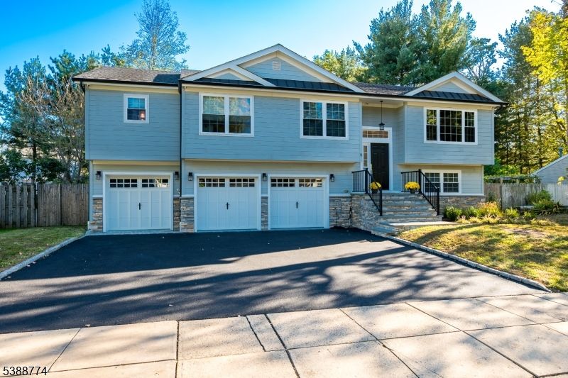 Attached, Exterior, Facade, Raised Ranch