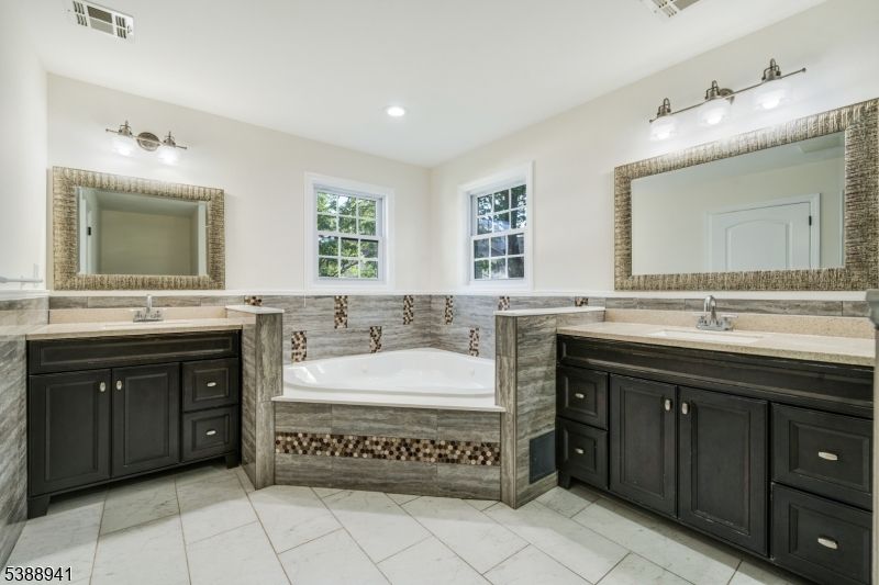 Bathroom, Dual Sink Vanities, Interior, Recessed Lighting