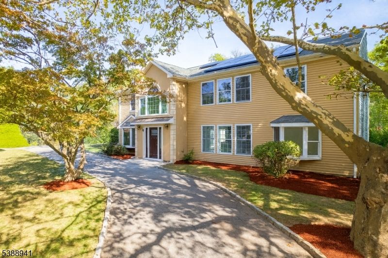 Exterior, Facade, Solar Panels, Split Level