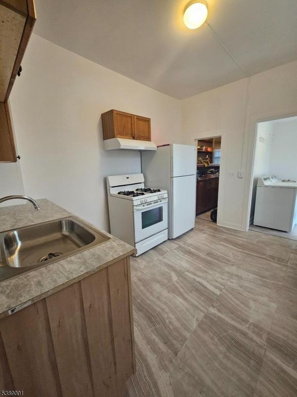 Interior, Kitchen, Washer, Wood Texture Flooring