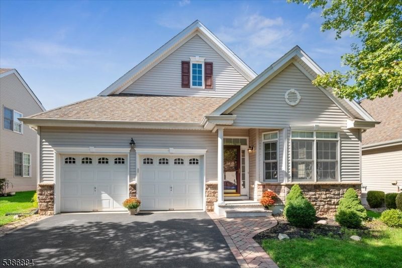 Attached, Exterior, Facade, American Craftsman