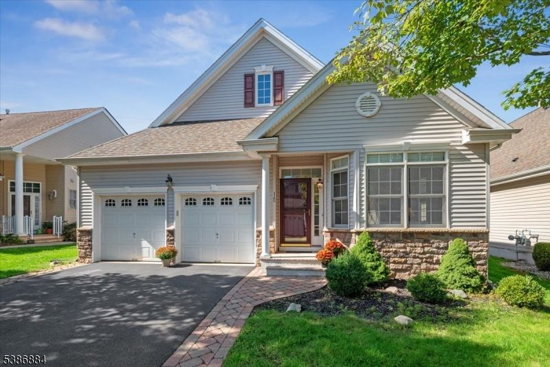 Attached, Exterior, Facade, American Craftsman