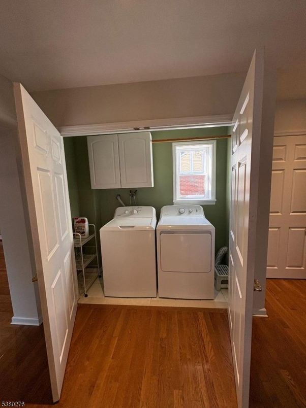 Interior, Washer, Wood Texture Flooring
