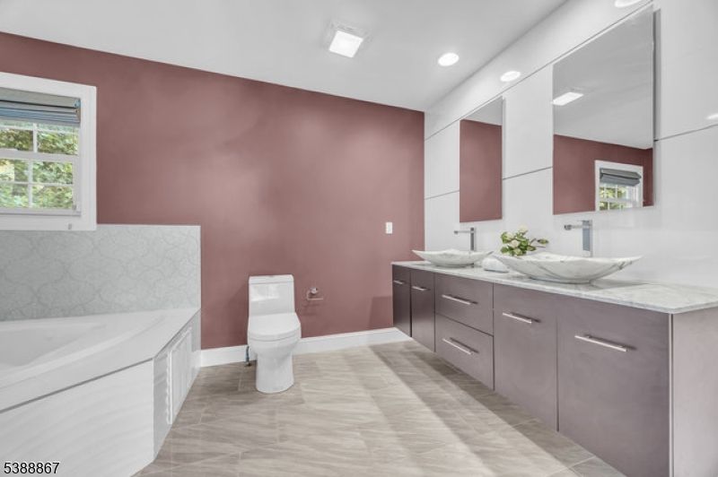 Bathroom, Dual Sink Vanities, Interior, Recessed Lighting