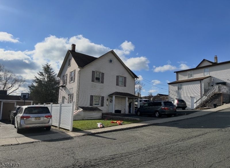 Exterior, Facade, Queen Anne Victorian
