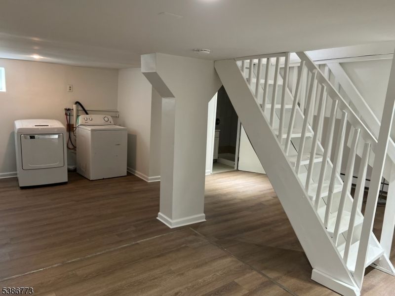 Interior, Recessed Lighting, Washer, Wood Texture Flooring