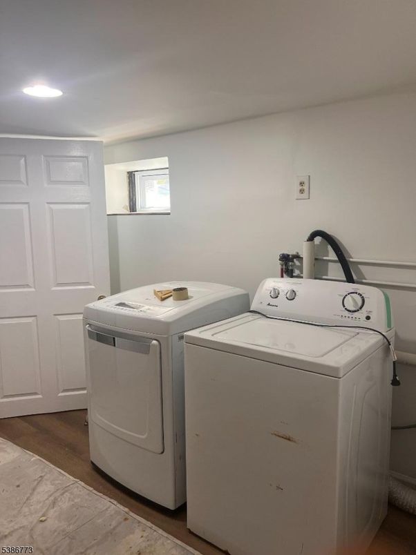 Interior, Recessed Lighting, Washer, Wood Texture Flooring