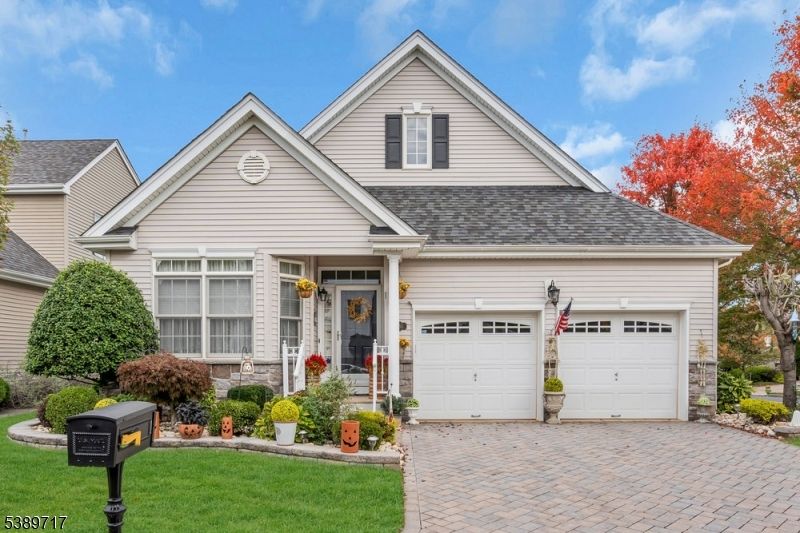 Attached, Exterior, Facade, American Craftsman