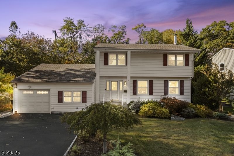 Attached, Exterior, Facade, Split Level