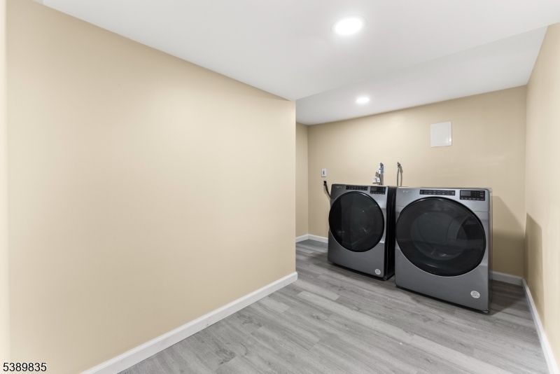 Interior, Recessed Lighting, Washer, Wood Texture Flooring