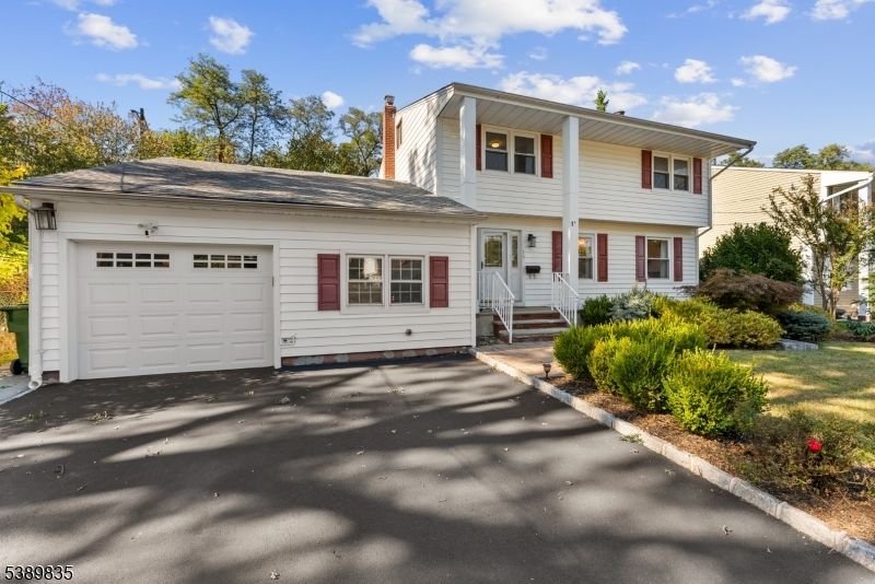 Attached, Exterior, Facade, Split Level