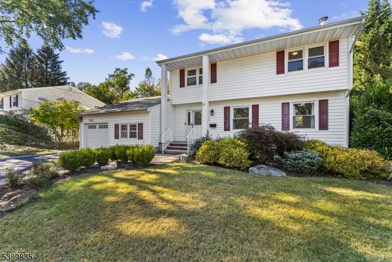 Attached, Exterior, Facade, Split Level