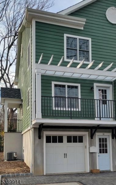 Attached, Exterior, Facade, Rowhouse