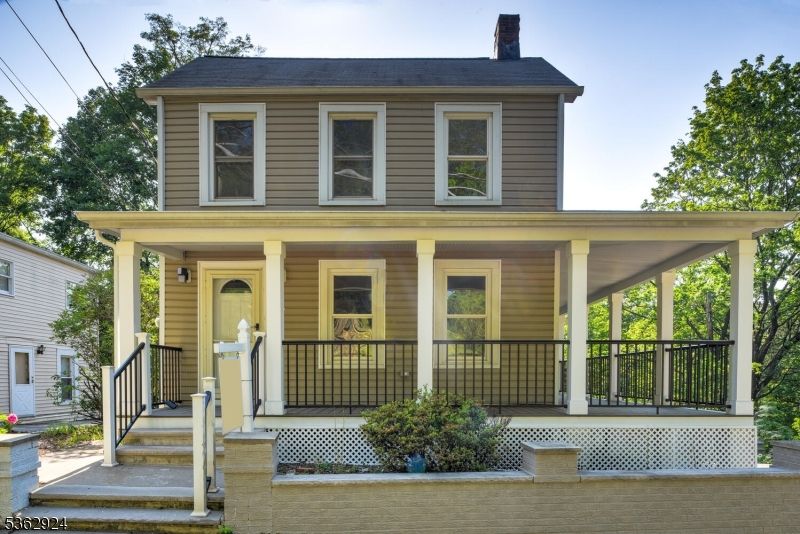 Exterior, Facade, American Foursquare
