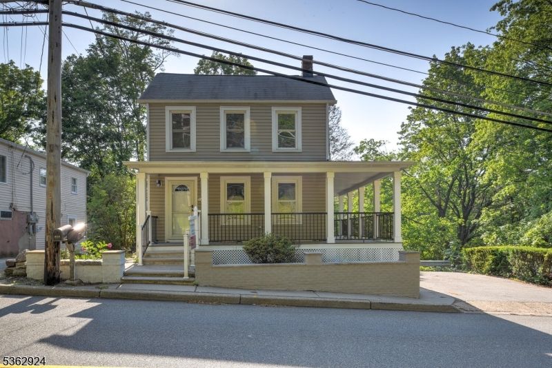 Exterior, Facade, American Foursquare