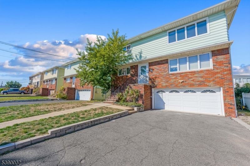 Attached, Exterior, Facade, Brick Facade, Split Level