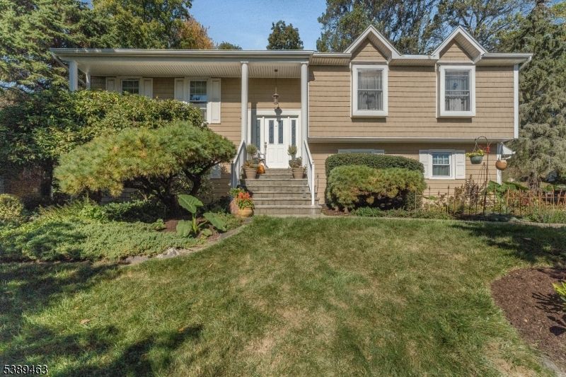 Exterior, Facade, Raised Ranch