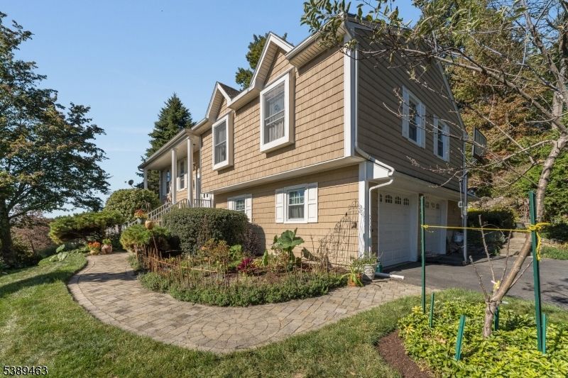 Attached, Exterior, Facade, American Craftsman