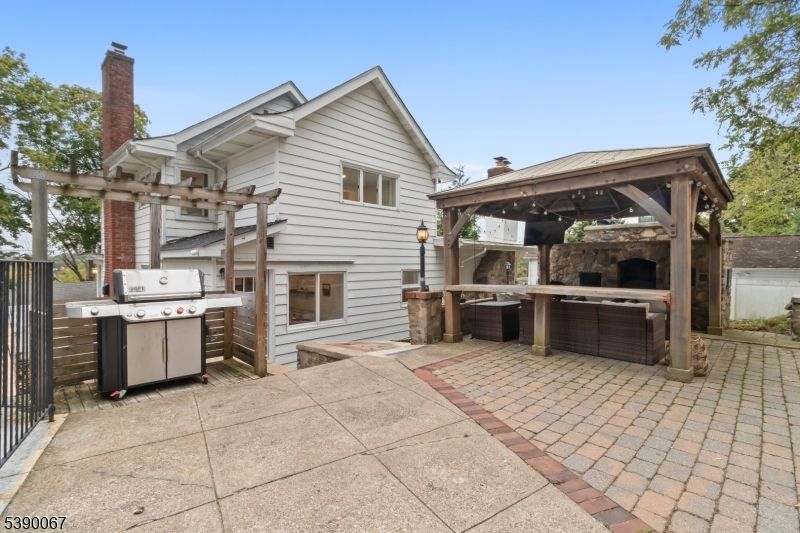 Exterior, Hot Tub, Outdoor Kitchen