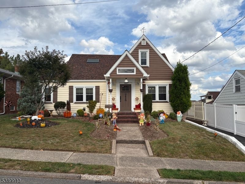 Exterior, Facade, Cape Cod