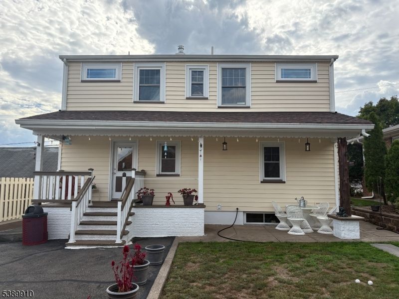 Exterior, Facade, American Foursquare