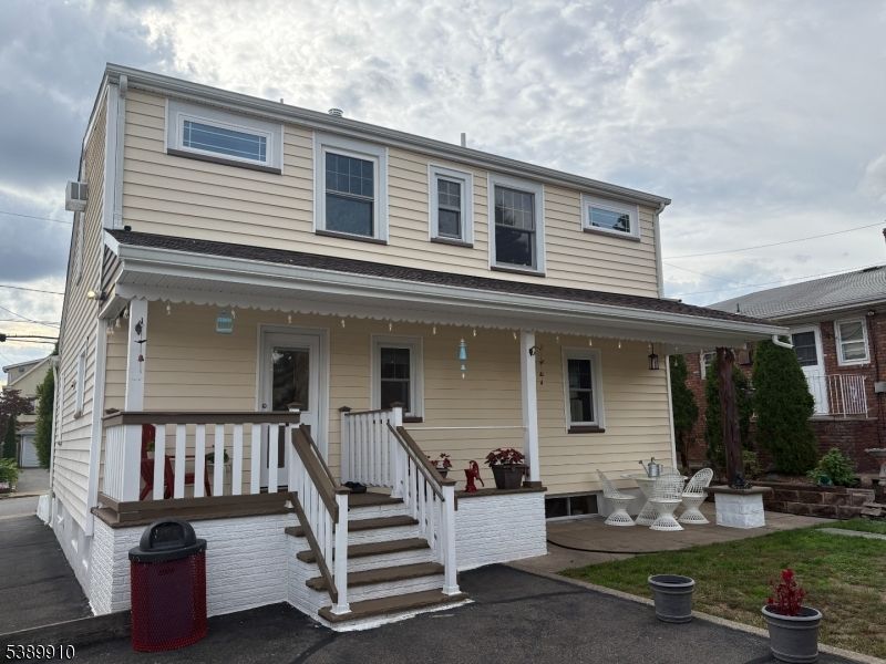 Exterior, Facade, American Foursquare