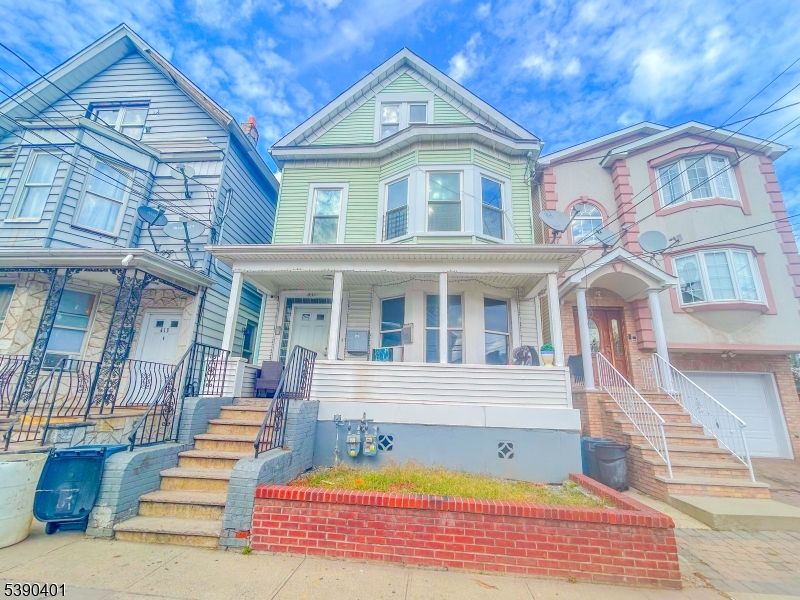 Exterior, Facade, Queen Anne Victorian